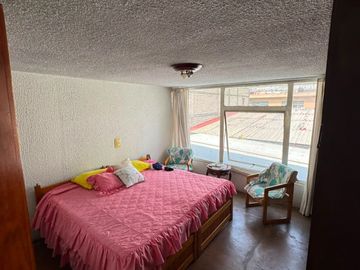 Oportunidad! Casa con bodega y local en Av. Tláhuac, uso de suelo mixto