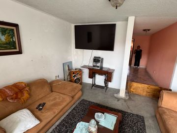 Oportunidad! Casa con bodega y local en Av. Tláhuac, uso de suelo mixto
