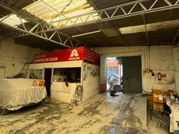 Oportunidad! Casa con bodega y local en Av. Tláhuac, uso de suelo mixto