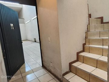 Bodega con Departamento en VENTA col. La Perla, Guadalajara.