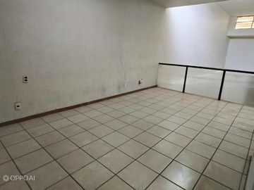 Bodega con Departamento en VENTA col. La Perla, Guadalajara.
