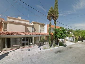 Casa en venta de recuperación, Jardines del Country, Guadalajara Jalisco, México.