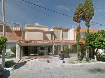 Casa en venta de recuperación, Jardines del Country, Guadalajara Jalisco, México.