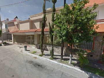 Casa en venta de recuperación, Jardines del Country, Guadalajara Jalisco, México.