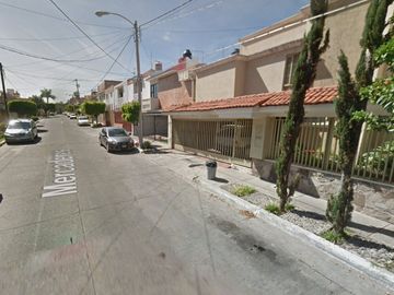 Casa en venta de recuperación, Jardines del Country, Guadalajara Jalisco, México.