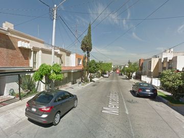 Casa en venta de recuperación, Jardines del Country, Guadalajara Jalisco, México.