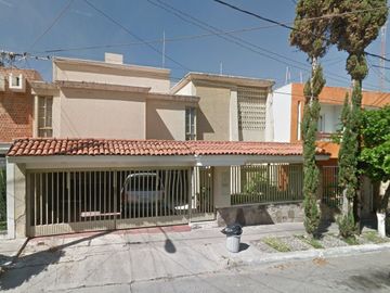 Casa en venta de recuperación, Jardines del Country, Guadalajara Jalisco, México.