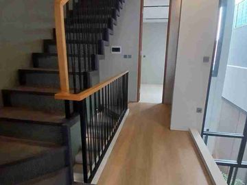 Rumah Modern 3 Lantai Rapih Siap Huni LT 86 Di Pondok Bambu Jakarta Timur