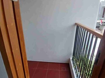 Rumah Modern 3 Lantai Rapih Siap Huni LT 86 Di Pondok Bambu Jakarta Timur