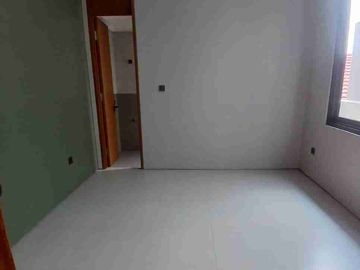Rumah Modern 3 Lantai Rapih Siap Huni LT 86 Di Pondok Bambu Jakarta Timur