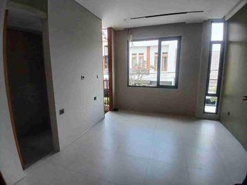 Rumah Modern 3 Lantai Rapih Siap Huni LT 86 Di Pondok Bambu Jakarta Timur