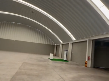 Bodega con andén de descarga, oficina 1230m²