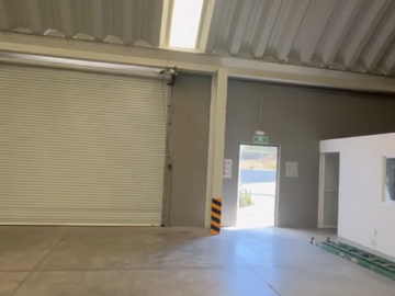 Bodega con andén de descarga, oficina 1230m²