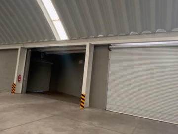 Bodega con andén de descarga, oficina 1230m²