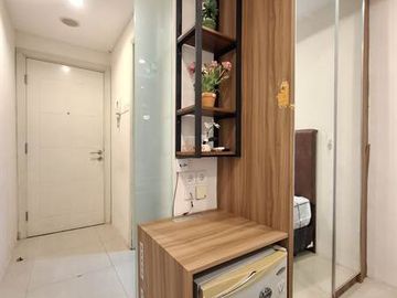 Disewakan Studio Apartemen Madison Park luas 18m2 Modern Wood Accent, Jakarta Barat.