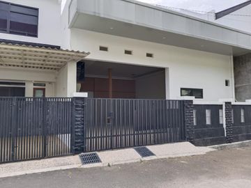 DIJUAL CEPAT! Rumah + Gudang dengan SHM di Pondok Kopi Duren Sawit - Jakarta Timur
