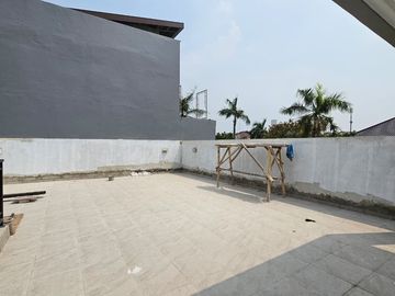 This brand-new, two-storey residence is ideally located in the prestigious Gandaria area