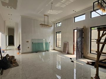 This brand-new, two-storey residence is ideally located in the prestigious Gandaria area