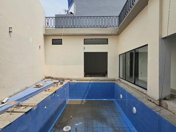 This brand-new, two-storey residence is ideally located in the prestigious Gandaria area