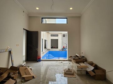 This brand-new, two-storey residence is ideally located in the prestigious Gandaria area