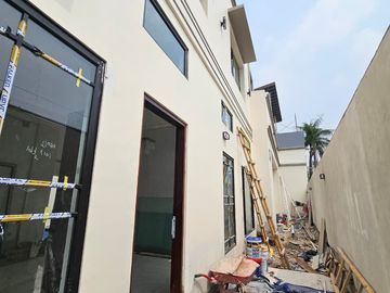 This brand-new, two-storey residence is ideally located in the prestigious Gandaria area
