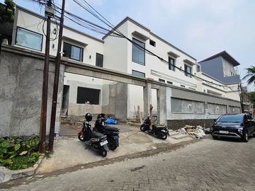 This brand-new, two-storey residence is ideally located in the prestigious Gandaria area
