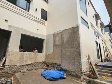 This brand-new, two-storey residence is ideally located in the prestigious Gandaria area