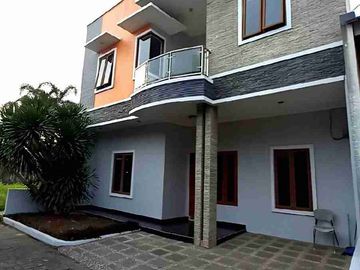 RUMAH MODERN MINIMALIS SIAP HUNI LOKASI STRATEGIS DALAM KOMPLEK CLUSTER DI BINTARO