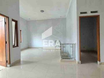 RUMAH MODERN MINIMALIS SIAP HUNI LOKASI STRATEGIS DALAM KOMPLEK CLUSTER DI BINTARO