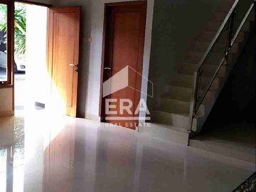 RUMAH MODERN MINIMALIS SIAP HUNI LOKASI STRATEGIS DALAM KOMPLEK CLUSTER DI BINTARO