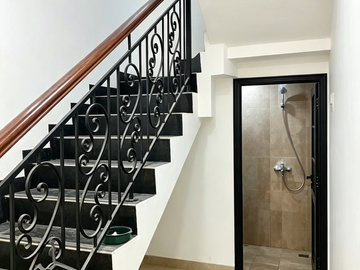 RUMAH 2 LANTAI STRATEGIS 7 KAMAR DI BIDARA CINA JATINEGARA