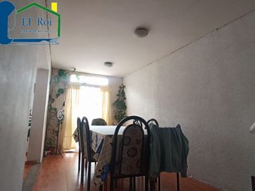 Amplia casa de dos pisos