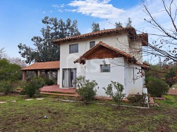 HERMOSA CASA CON TERRENO DE 5.600 MTS.2, ENTORNO NATURAL Y TRANQUILO