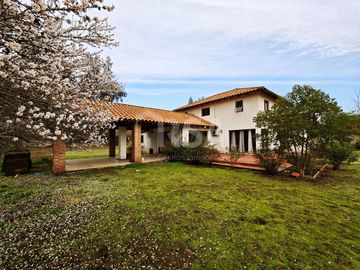 HERMOSA CASA CON TERRENO DE 5.600 MTS.2, ENTORNO NATURAL Y TRANQUILO