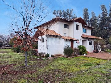 HERMOSA CASA CON TERRENO DE 5.600 MTS.2, ENTORNO NATURAL Y TRANQUILO