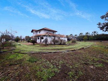 HERMOSA CASA CON TERRENO DE 5.600 MTS.2, ENTORNO NATURAL Y TRANQUILO