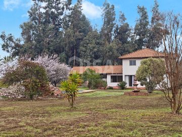 HERMOSA CASA CON TERRENO DE 5.600 MTS.2, ENTORNO NATURAL Y TRANQUILO