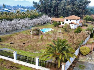 HERMOSA CASA CON TERRENO DE 5.600 MTS.2, ENTORNO NATURAL Y TRANQUILO