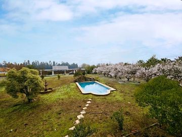HERMOSA CASA CON TERRENO DE 5.600 MTS.2, ENTORNO NATURAL Y TRANQUILO
