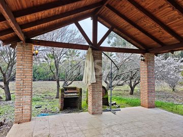 HERMOSA CASA CON TERRENO DE 5.600 MTS.2, ENTORNO NATURAL Y TRANQUILO