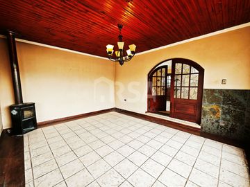 HERMOSA CASA CON TERRENO DE 5.600 MTS.2, ENTORNO NATURAL Y TRANQUILO