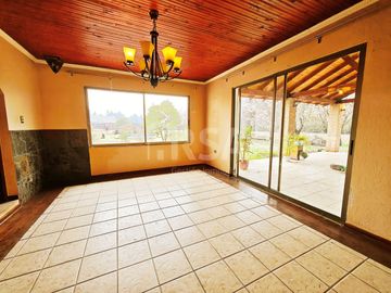 HERMOSA CASA CON TERRENO DE 5.600 MTS.2, ENTORNO NATURAL Y TRANQUILO