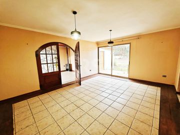 HERMOSA CASA CON TERRENO DE 5.600 MTS.2, ENTORNO NATURAL Y TRANQUILO