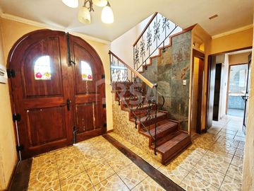 HERMOSA CASA CON TERRENO DE 5.600 MTS.2, ENTORNO NATURAL Y TRANQUILO