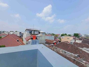 Rumah Mewah Baru 3 LT Tengah Kota Solo