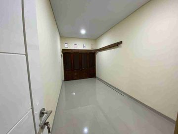 Disewakan Rumah Besar 2 Lantai Semi - Furnished Di Caman, Jatibening. Kota Bekasi