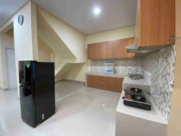Disewakan Rumah Besar 2 Lantai Semi - Furnished Di Caman, Jatibening. Kota Bekasi