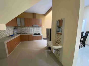 Disewakan Rumah Besar 2 Lantai Semi - Furnished Di Caman, Jatibening. Kota Bekasi