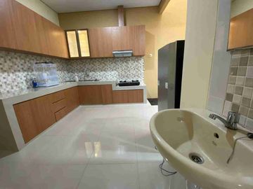 Disewakan Rumah Besar 2 Lantai Semi - Furnished Di Caman, Jatibening. Kota Bekasi