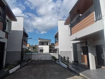 For Sale 2 Storey House & Lot in Tres Marias Village Deparo, North Caloocan. KSA